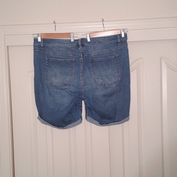 Lane Bryant Venezia distressed denim shorts sz 22 - Picture 2 of 3